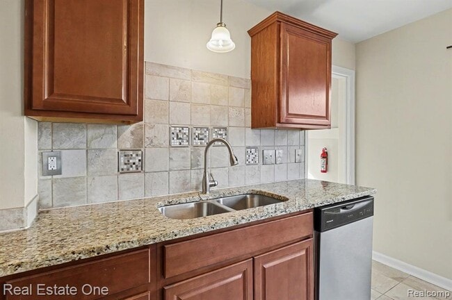 Building Photo - 421 W Kalama Ave