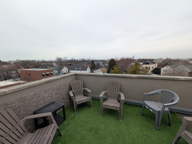 Building Photo - Rarely on the Market! Luxury 4-Bed/3-Bath Duplex in Lincoln Park