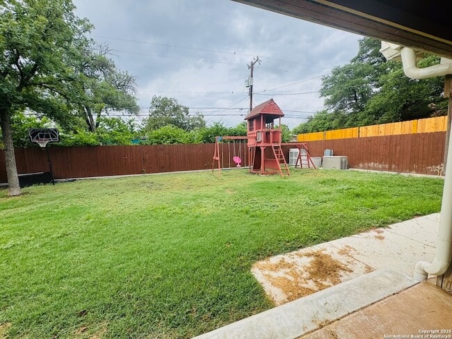 Building Photo - 335 Pinewood Ln