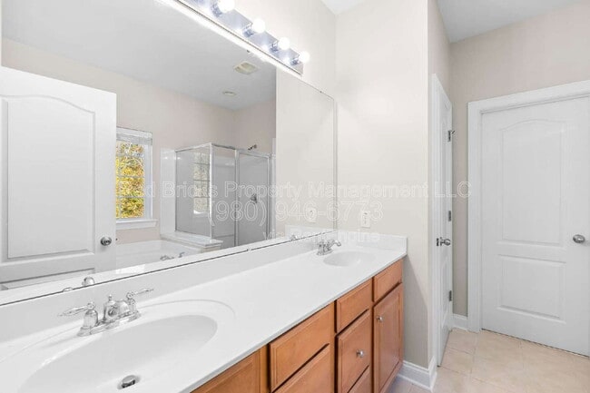 Building Photo - 10411 Alvarado Way