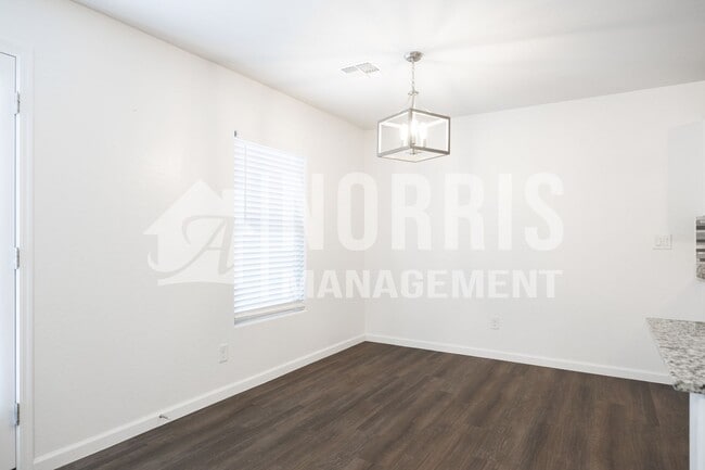 Building Photo - Beautiful Large Home Very Close to Freeway