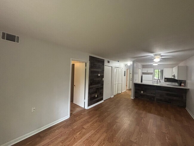 Building Photo - Newly renovated FIRST floor 2/2 - Will go fast