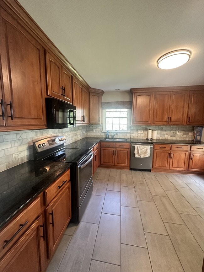 Building Photo - 4640 Newington Rd