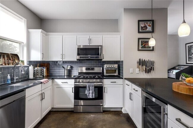 Building Photo - 1110 Concordia Ave