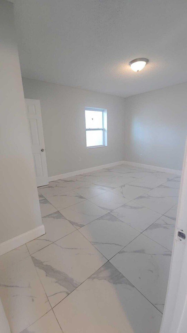 Building Photo - 621 NW 5th Ave