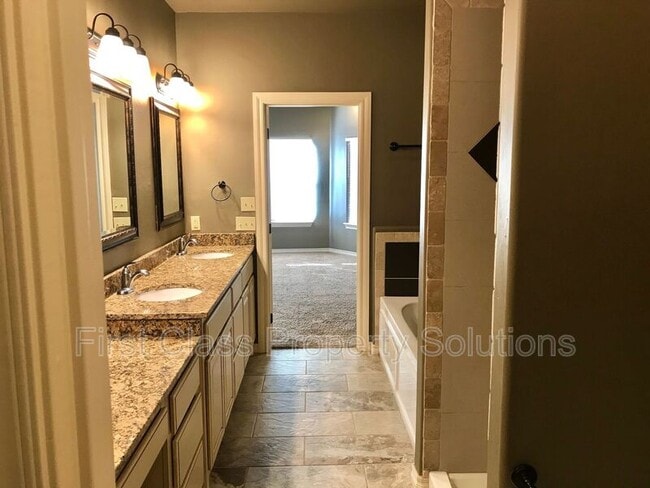 Building Photo - 1721 Sharon Dr