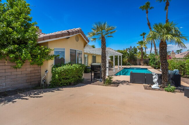 Building Photo - 44210 Mariposa Ct