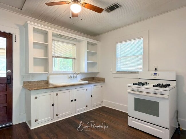 Building Photo - 1613 E Blount St