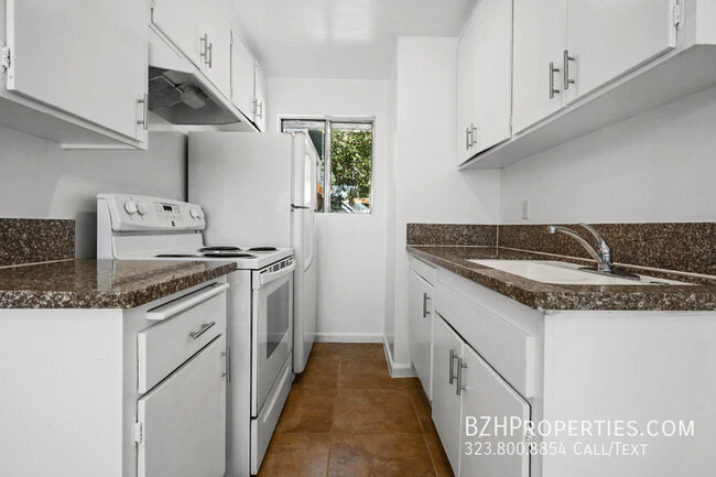 Building Photo - 7076 Lanewood Ave