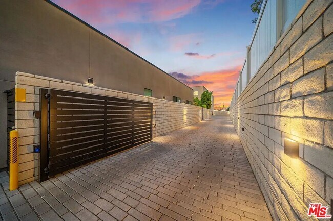 Building Photo - 4637 Laurel Canyon Blvd