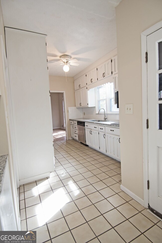 Building Photo - 305 Pinemount Dr