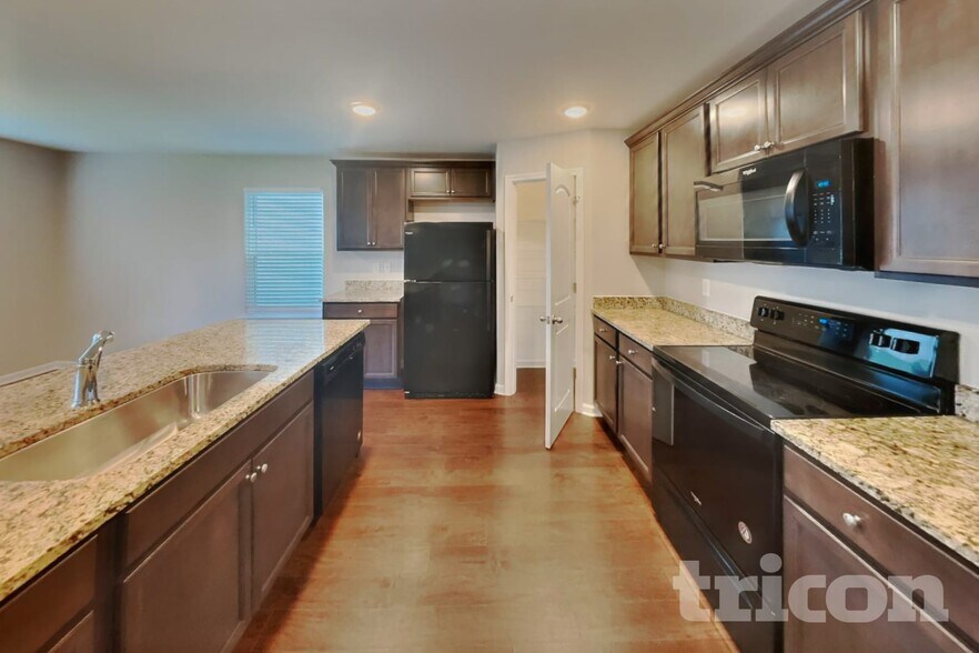 Building Photo - 215 Kirkside Dr