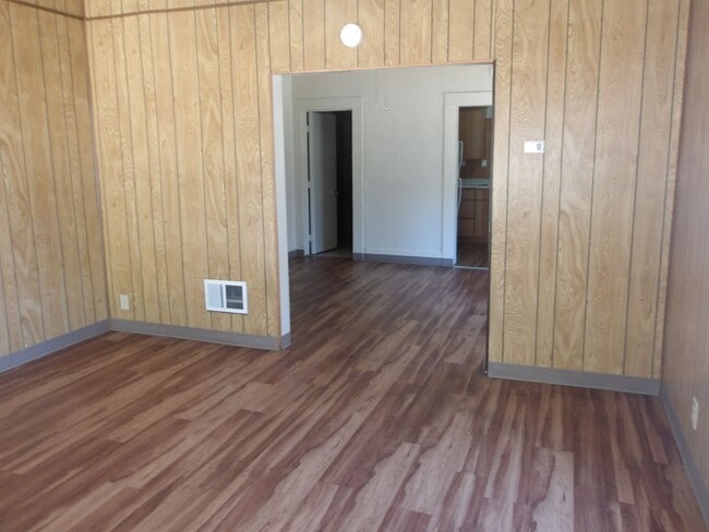 Building Photo - 140-14