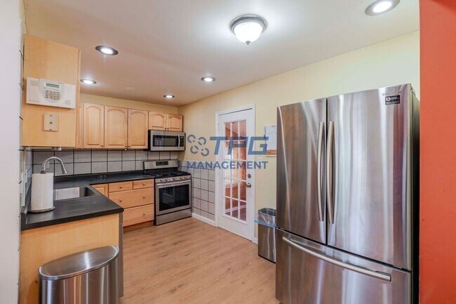 Building Photo - 8 Windsor Dr