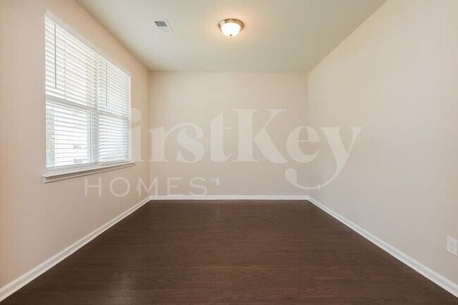 Building Photo - 817 Neosho Ct
