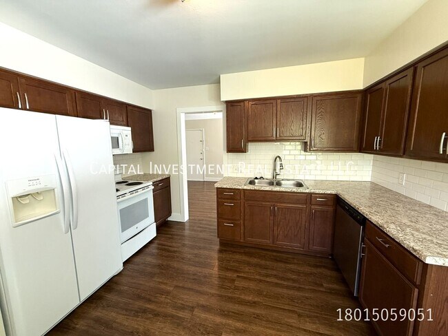 Building Photo - 561 Wilson Ave S