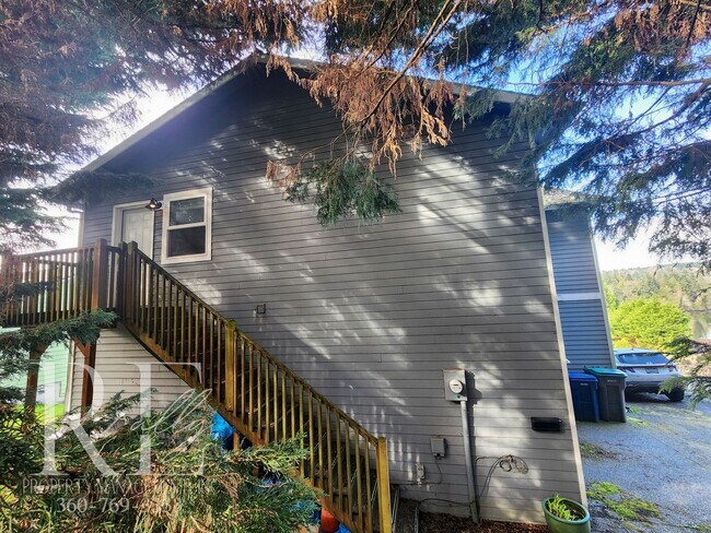 Building Photo - Fully Furnished Well Appointed Home