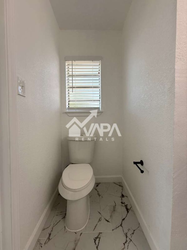 Building Photo - 411 Yolanda Dr