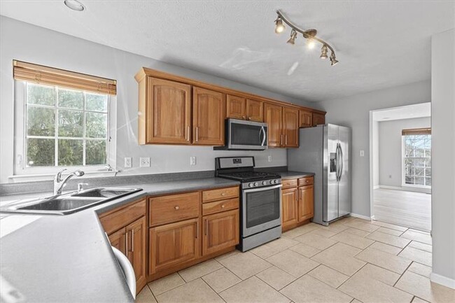 Building Photo - 700 Bush Dr