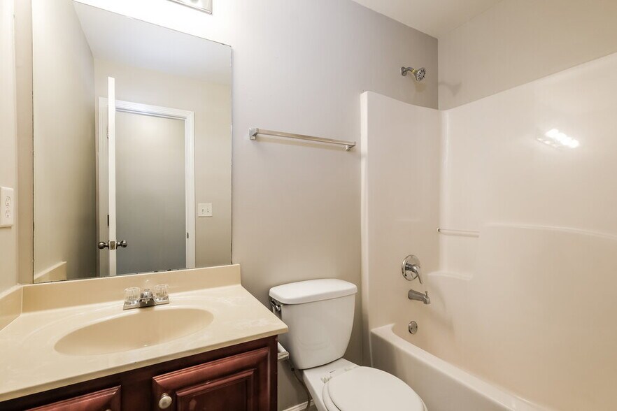 Building Photo - 4940 Hopewell Manor Dr