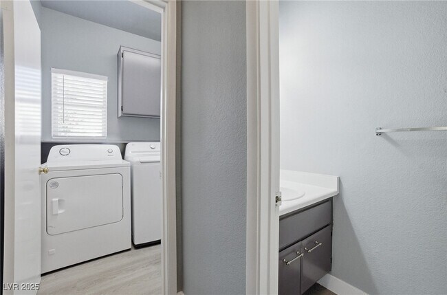 Building Photo - 1460 Daybreak Rd