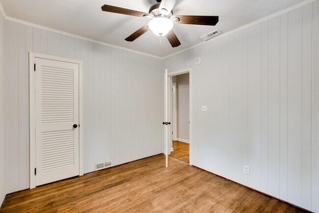 Building Photo - 1243 Spring Valley Ln NE