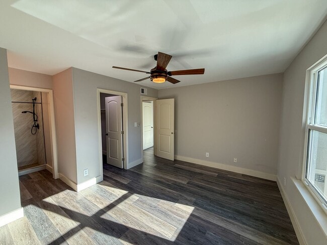 Building Photo - Completely renovated 2 bedroom 2 bath waterfront condo for rent near Pensacola Beach!