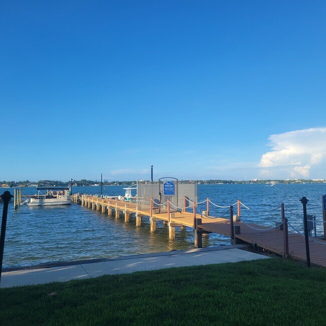 Building Photo - 825 Center St