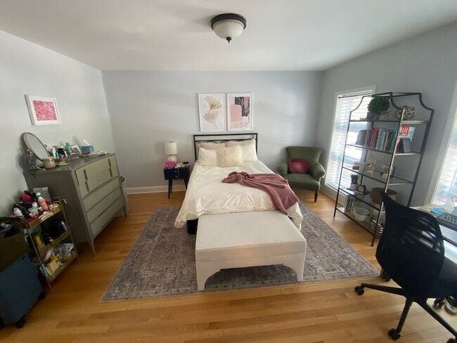 Building Photo - 347 W Dickens Ave
