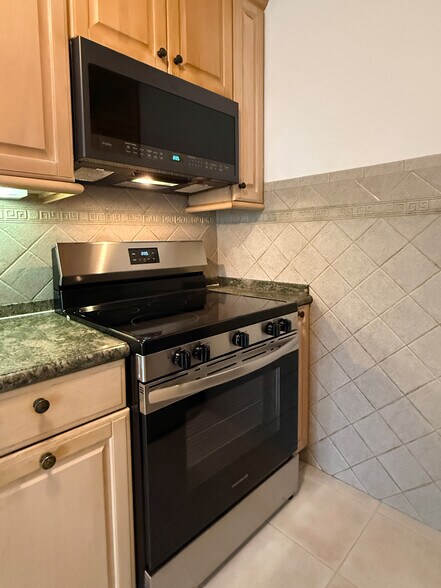 Primary Photo - 250 Linden Ave