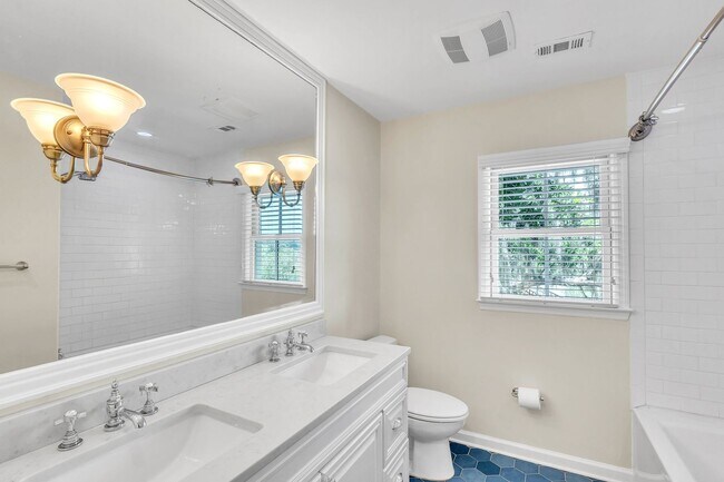 Building Photo - Gorgeous Waterfront Home on Isle of Hope