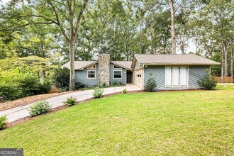 Building Photo - 2076 Lake Ridge Terrace