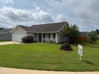Building Photo - Cozy 3 Bed 2 Bath Home Available Now