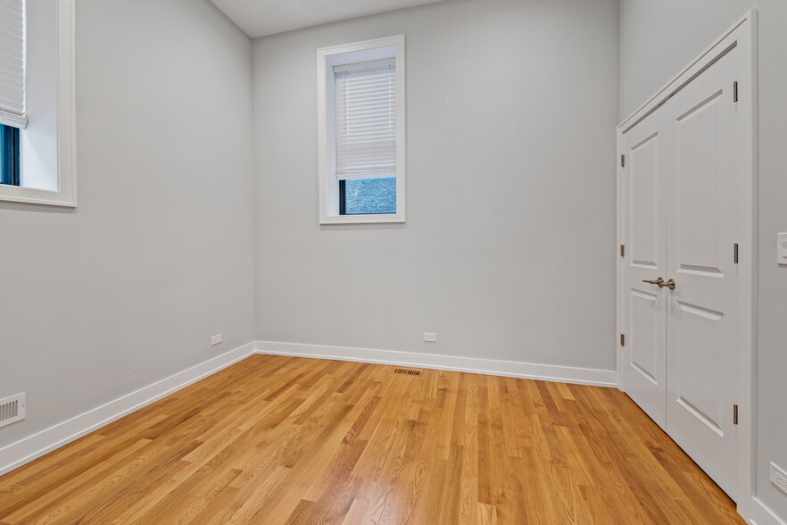 Building Photo - 1349 N Noble St