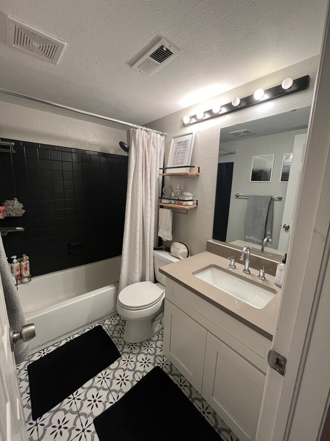 Building Photo - 13742 E Lehigh Ave