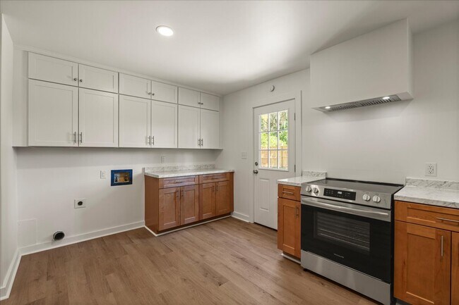 Building Photo - 4 Bedroom Coastal Cottage