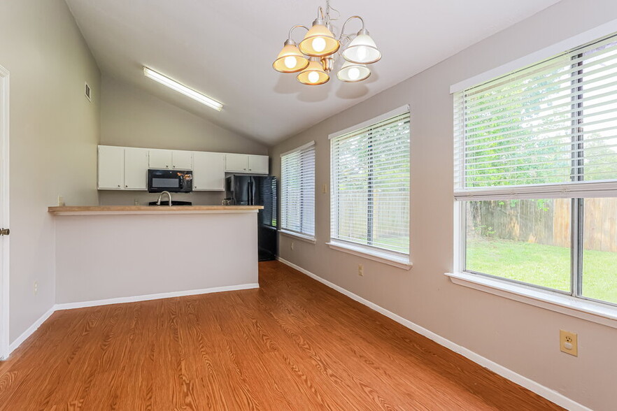 Building Photo - 12627 Day Hollow Ln