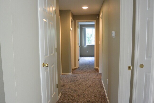 Building Photo - 9404 NE 26th Ct