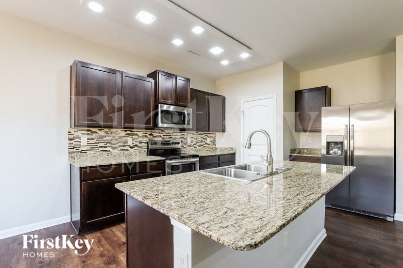 Building Photo - 3280 Heatherwood Dr