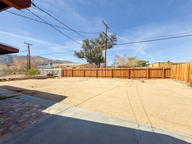 Building Photo - 29 Palms Home with Garage