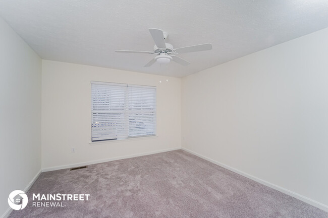 Building Photo - Town Home Available For Immediate Move In!