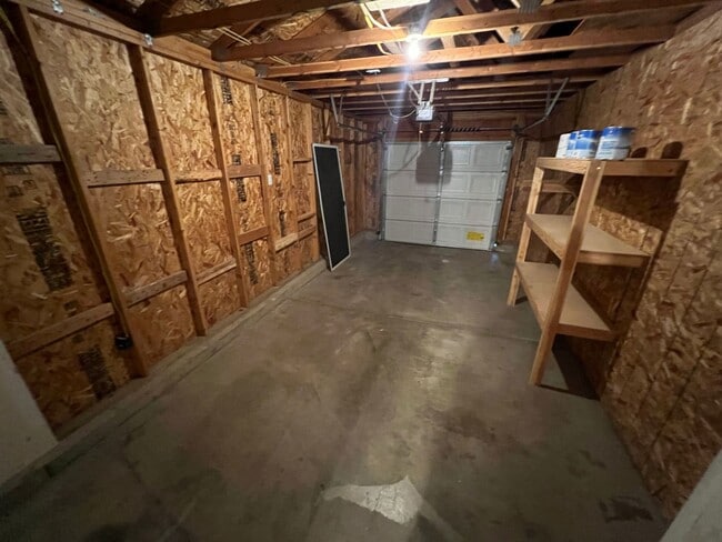 Building Photo - Darling 3 Bed, 1.5 Bath Triplex w/ Garage ...