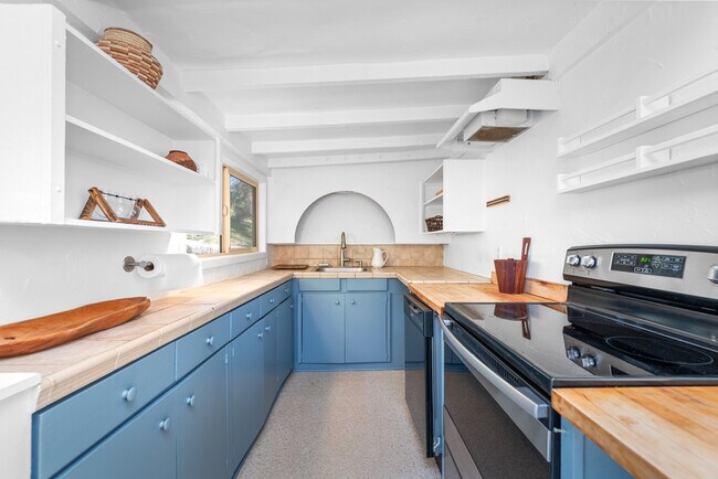 Building Photo - 543 Fernwood Pacific Dr