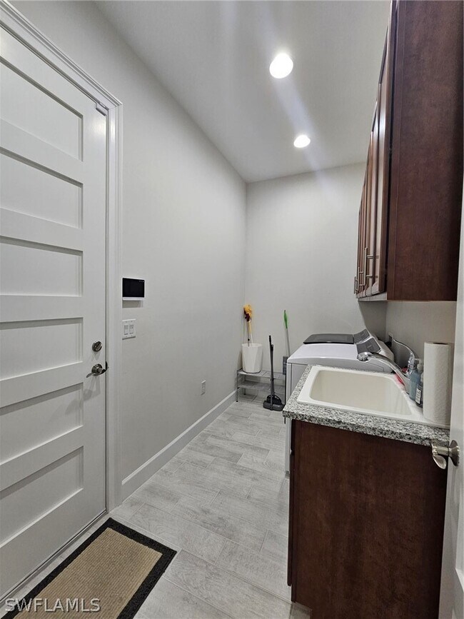 Building Photo - 6839 Saona CT