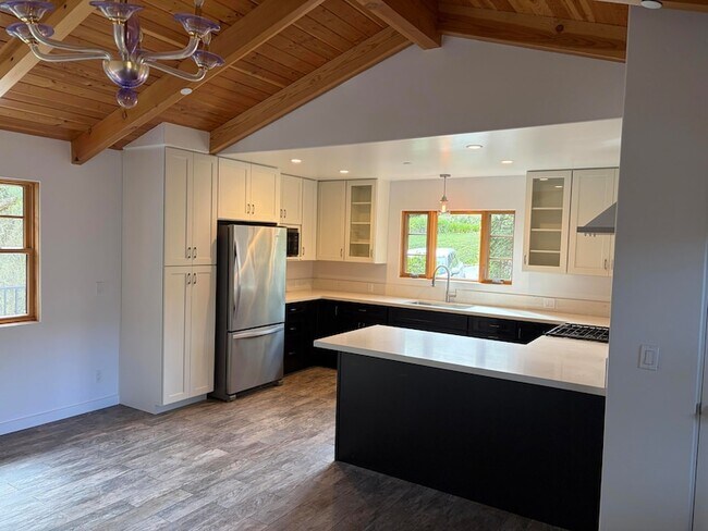 Building Photo - 60 Crestview Ln