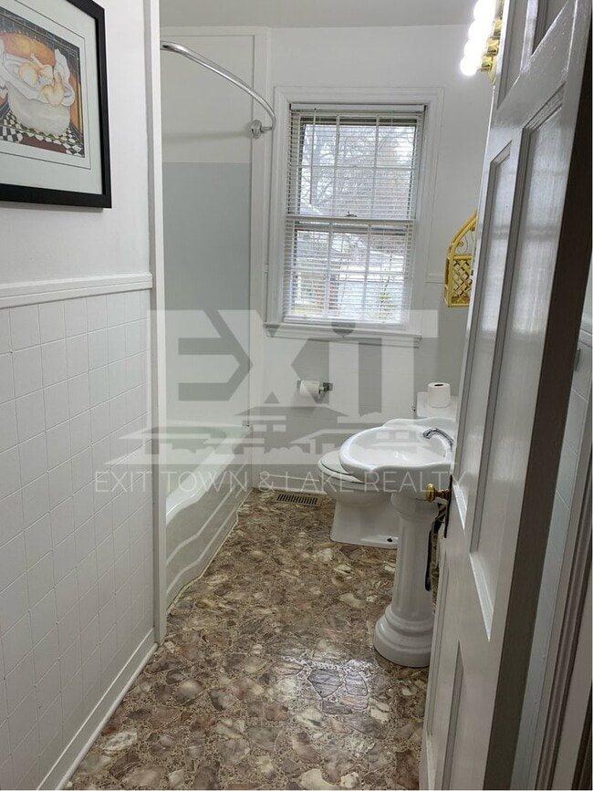 Building Photo - Fully Furnished 3 Bedroom/2 Bathroom Home ...