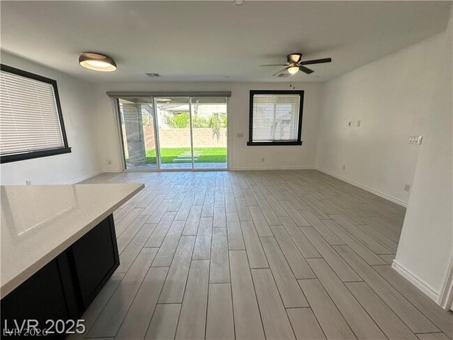 Building Photo - 9565 Camelback Crk Dr