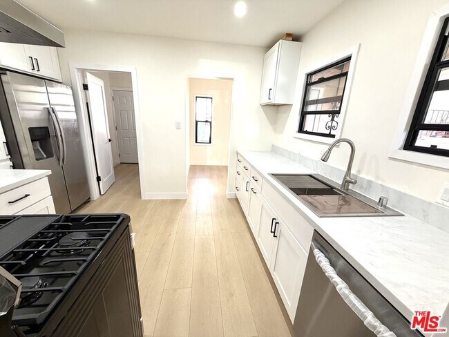 Building Photo - 6132 Whitsett Ave