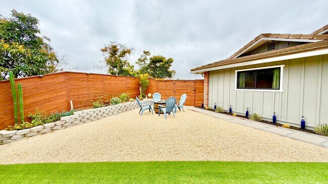 Building Photo - Beautifully Furnished & Appointed, Shorter...
