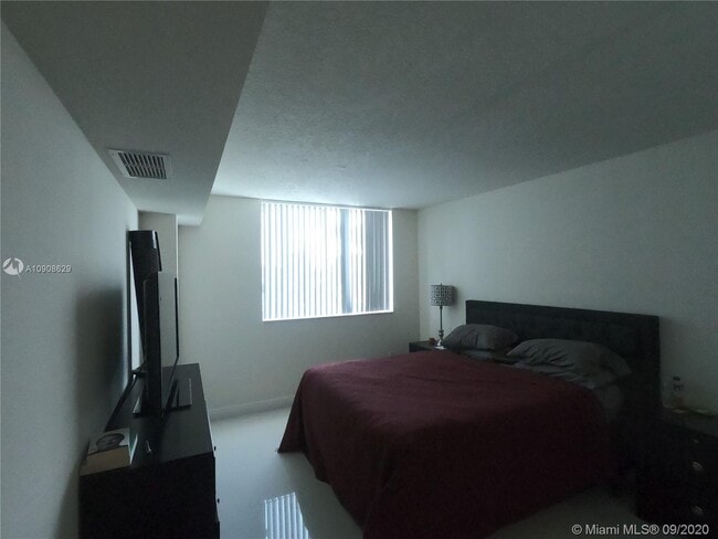 Building Photo - 1861 NW S River Dr